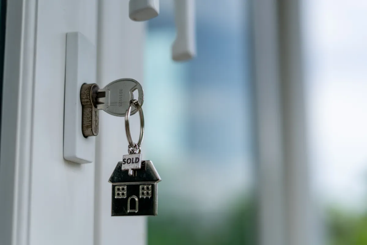 Husnøkkel i dør med SOLD-nøkkelring