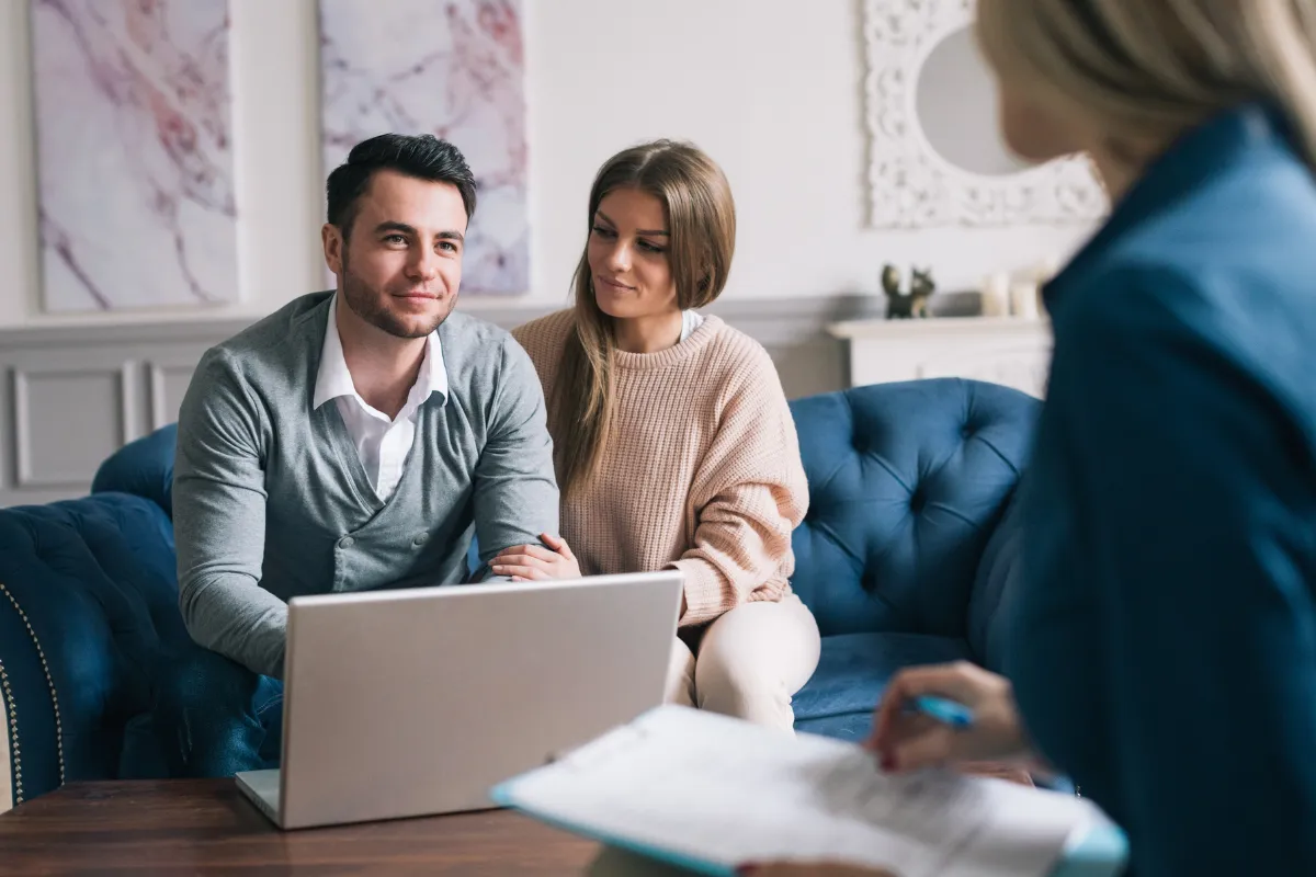 Par i møte med forsikringsrådgiver
