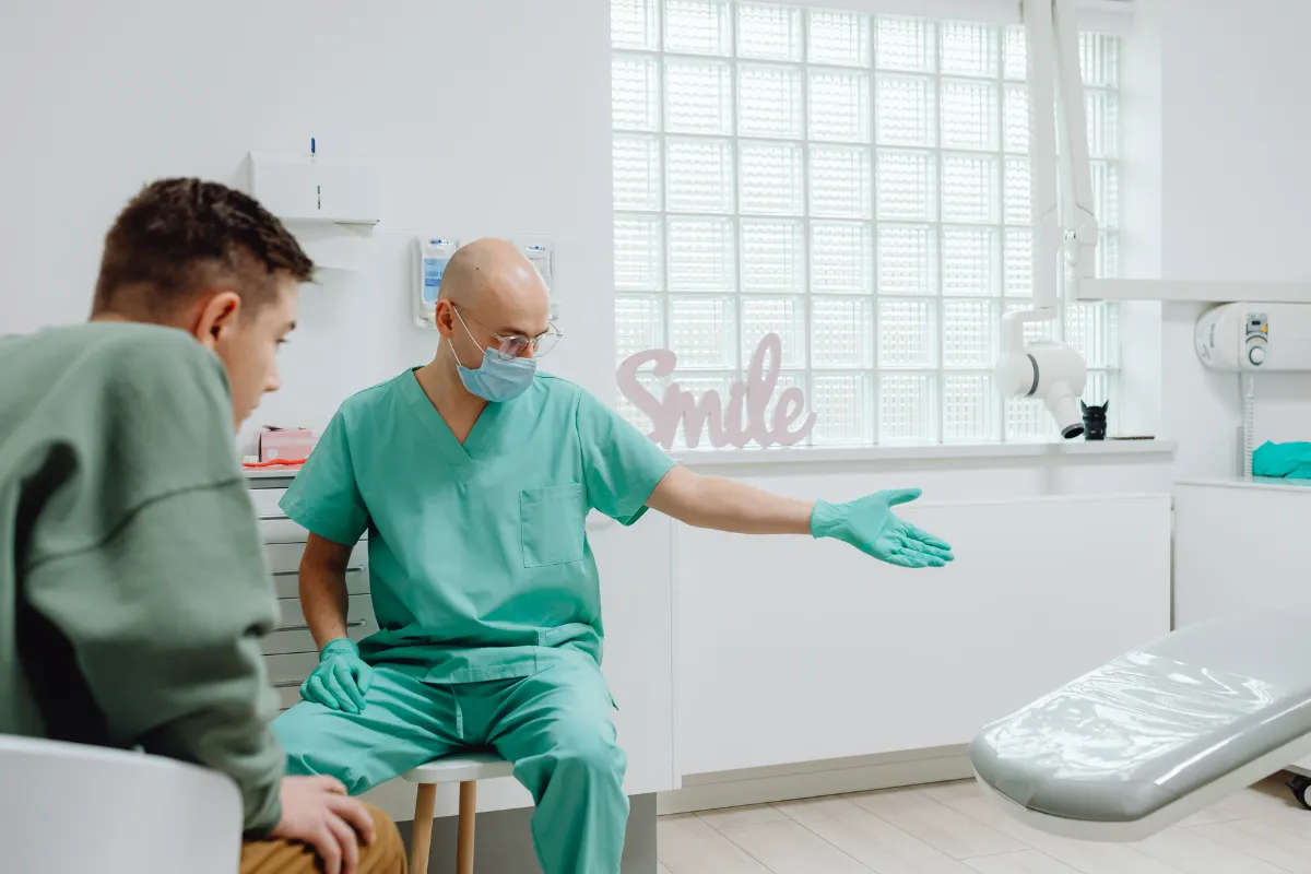 Tannlege med pasient på klinikk