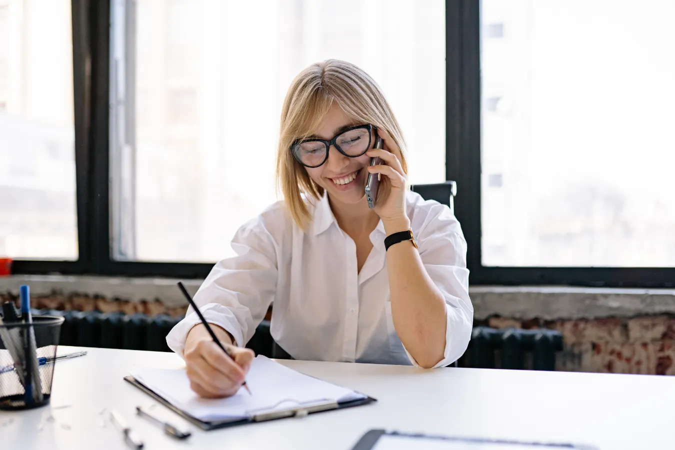 Kvinne i telefonen med AI-assistent